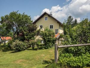 ein Haus auf einem Hügel mit einem Holzzaun in der Unterkunft Ferienwohnung Sigi's Waldhaus in Neuschönau