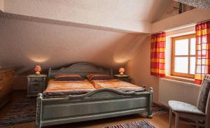 a bedroom with a green bed and a window at Ferienwohnung Sigi's Waldhaus in Neuschönau