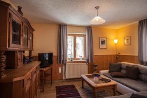 諾舒瑙的住宿－Ferienwohnung Sigi's Waldhaus，客厅配有沙发和桌子