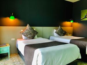 Chiangkhong Teak Garden Riverfront Onsen Hotel- SHA Extra Plus客房内的一张或多张床位