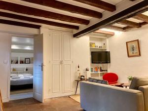 een woonkamer met een bank en een slaapkamer bij L' Appart in Toulouse