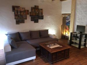 sala de estar con sofá y mesa de centro en Le Thiou Paradise Annecy, en Annecy