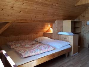 Postel nebo postele na pokoji v ubytování Horská chata U Pekařů