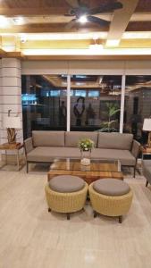 - un salon avec un canapé et une table basse dans l'établissement La Suerte Condo at SMDC Tagaytay, à Tagaytay