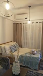 - une chambre avec un lit, une table et des lumières dans l'établissement La Suerte Condo at SMDC Tagaytay, à Tagaytay
