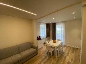 a living room with a couch and a table at Appartamenti Villa Andrea in Garda