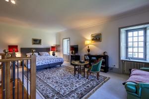 1 dormitorio con cama y escritorio en Manoir de Cléronde - B&B, en Blay