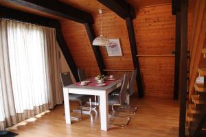 ein Esszimmer mit einem weißen Tisch und Stühlen in der Unterkunft Ferienhaus Mohnblume in Ronshausen