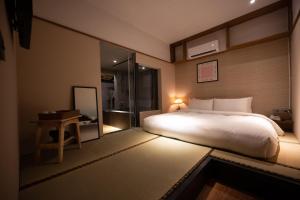 Letto o letti in una camera di Yunoyado Onsen Hot Spring Hotel Deyang