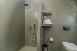 Vannituba majutusasutuses Central Fira Suites