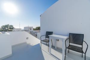Rõdu või terrass majutusasutuses Central Fira Suites