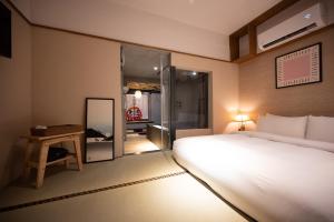 Letto o letti in una camera di Yunoyado Onsen Hot Spring Hotel Deyang