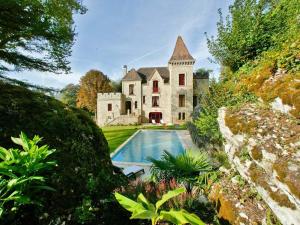 韦扎克manoir de la malartrie的房屋前带游泳池的庄园