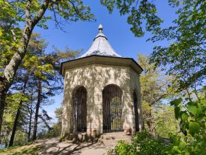Riddersviks Herrgård في ستوكهولم: برج قديم عليه صليب
