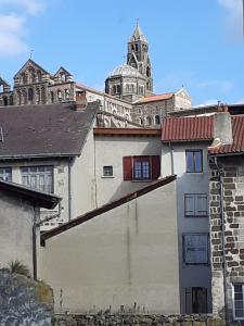 un bâtiment avec un escalier en face d'une cathédrale dans l'établissement Tropical loft, au Puy-en-Velay
