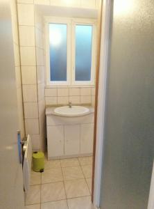 baño con lavabo y ventana en la violette, en Ferrières-Saint-Mary