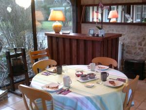 una mesa con platos de comida encima en les marronniers, en Cambremer