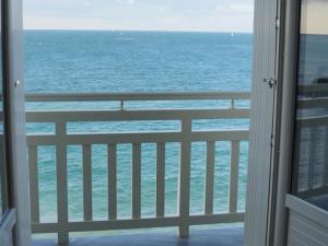 een balkon met uitzicht op de oceaan bij Villa Ker Eole Vue Mer in Dinard