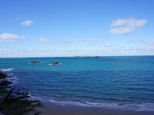 - une vue sur l'océan avec des rochers dans l'eau dans l'établissement Villa Ker Eole Vue Mer, à Dinard