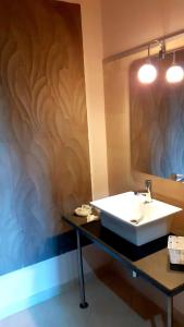 W łazience znajduje się umywalka i lustro. w obiekcie Tenuta Terra Tefra w mieście Conca della Campania