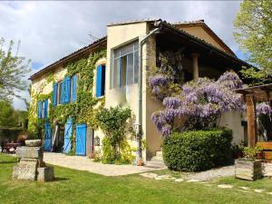 a house with wisteria on the side of it at Chambre D'hôte La Beaudine in Forcalquier