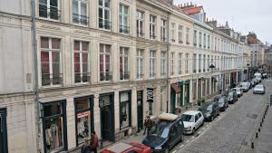 una calle con coches estacionados en el lateral de un edificio en Little Suite - Bartholome, en Lille