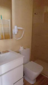 W łazience znajduje się toaleta, umywalka i lustro. w obiekcie Perdiu 52 Confortable w mieście Pas de la Casa