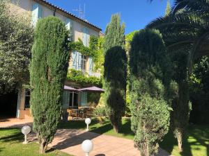 a group of trees in front of a building at Le Jardin d'Homps in Homps