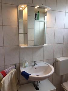 Koupelna v ubytování Familienfreundliches-Ferienhaus-mit-Waldrand-Lage