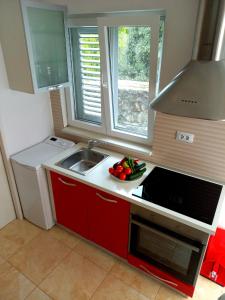 una cocina con fregadero y un tazón de verduras en Apartment Roby, en Dubrovnik