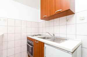 Kuchyň nebo kuchyňský kout v ubytování Apartmani Popović