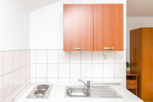 Kuchyň nebo kuchyňský kout v ubytování Apartmani Popović