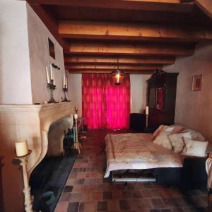a bedroom with a bed and a pink curtain at Die Kleine Auszeit in Wadern