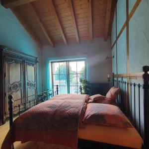 a bedroom with a bed and a window at Die Kleine Auszeit in Wadern