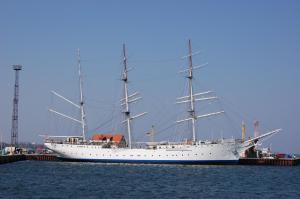 ein großes weißes Schiff im Wasser in der Unterkunft Zum Goldenen Anker in Stralsund