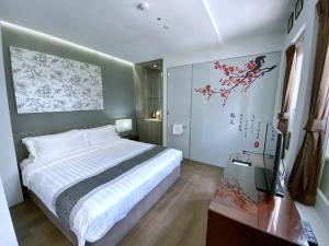 Tempat tidur dalam kamar di Bliss Hotel Singapore