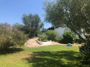 a yard with a boat in the grass at White Sand Residence in Murta Maria