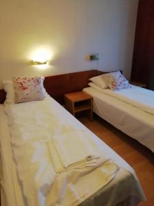 Postel nebo postele na pokoji v ubytování Kirkenes Hotell