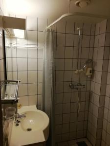 A bathroom at Kirkenes Hotell