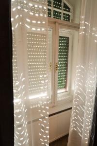 Habitación con 2 ventanas con persianas blancas en The Ring Suites en Graz