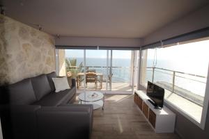 Posedenie v ubytovaní Apartamento Voramar