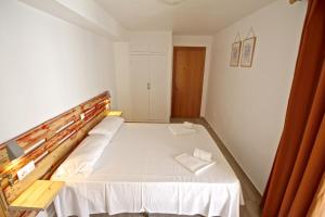 Łóżko lub łóżka w pokoju w obiekcie Apartamento Benidorm II