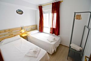 Łóżko lub łóżka w pokoju w obiekcie Apartamento Benidorm II