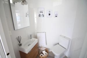 エル・カンページョにあるApartamento Mediterraneoの白いバスルーム(トイレ、シンク付)
