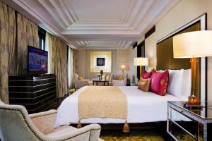 Ein Bett oder Betten in einem Zimmer der Unterkunft The Leela Palace Chennai