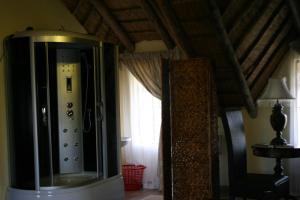 una stanza con un grande specchio e una finestra di Villa Royal Palm a Komatipoort