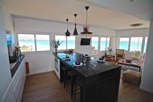 - une cuisine avec une grande île dans une chambre donnant sur l'océan dans l'établissement Apartamento Vista Azul, à El Campello