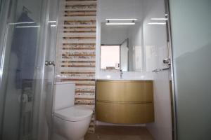 Koupelna v ubytování Estudio Playa del Postiguet + 15 fotografií