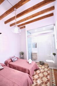- une chambre avec 2 lits et un miroir dans l'établissement Apartamento Grande y Luminoso en el Centro de Alicante, à Alicante