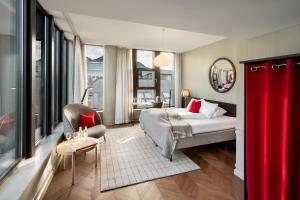 una camera d'albergo con letto e sedia di Bergen Børs Hotel a Bergen